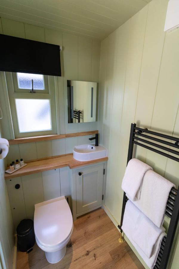 The Shire Luxury Converted Horse Lorry With Private Hot Tub Cyfie Farm Llanfyllin Zewnętrze zdjęcie