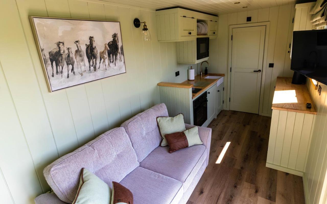 The Shire Luxury Converted Horse Lorry With Private Hot Tub Cyfie Farm Llanfyllin Zewnętrze zdjęcie